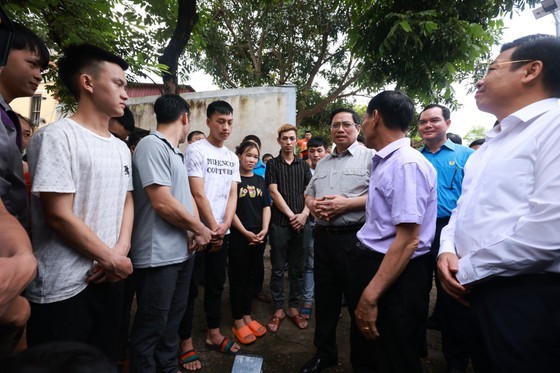 Prime Minister visits, offer gifts to disadvantaged workers in Bac Giang ảnh 1