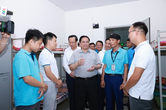 Prime Minister visits, offer gifts to disadvantaged workers in Bac Giang ảnh 4