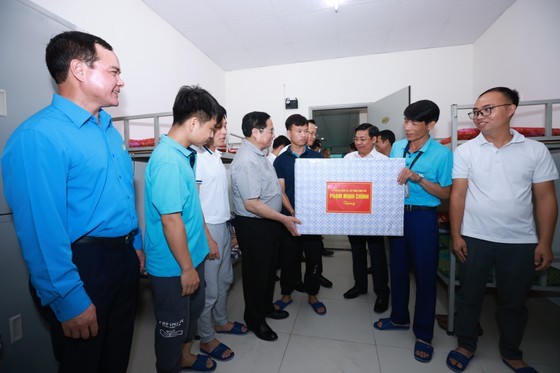Prime Minister visits, offer gifts to disadvantaged workers in Bac Giang ảnh 5