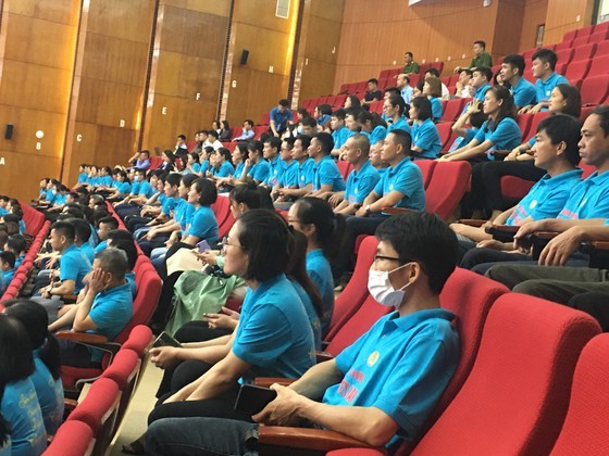 Prime Minister visits, offer gifts to disadvantaged workers in Bac Giang ảnh 6