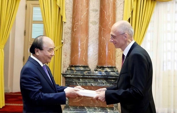 President receives newly-appointed ambassadors of Croatia, Senegal ảnh 1