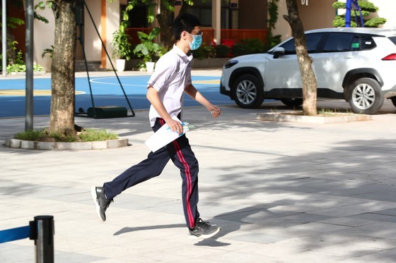 Nearly 107,000 students enter 10th grade entrance exam in Hanoi ảnh 1