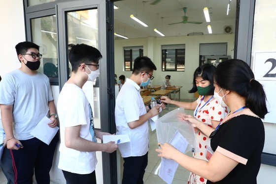 Nearly 107,000 students enter 10th grade entrance exam in Hanoi ảnh 3