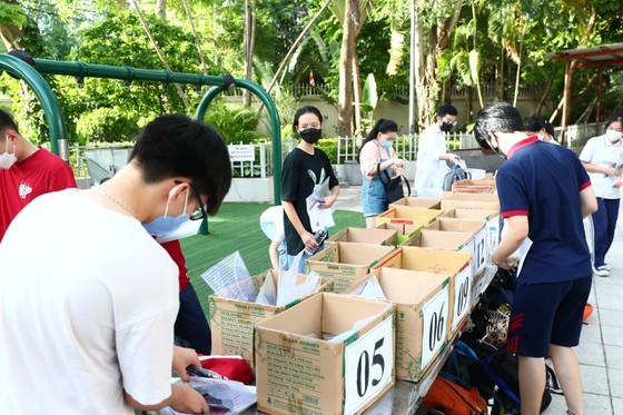 Nearly 107,000 students enter 10th grade entrance exam in Hanoi ảnh 6