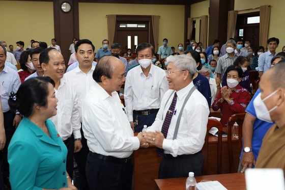 State President meets voters in HCMC’s District 1 ảnh 4