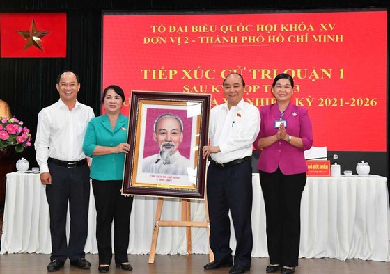 State President meets voters in HCMC’s District 1 ảnh 2