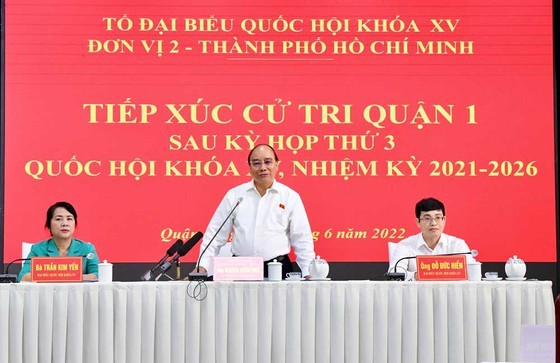 State President meets voters in HCMC’s District 1 ảnh 1