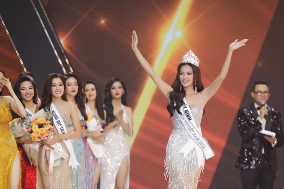 Ngoc Chau crowned Miss Universe Vietnam 2022 ảnh 2