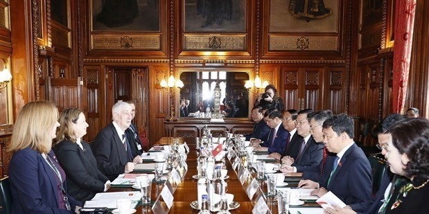 Vietnamese top legislator holds talks with British lower house speaker ảnh 2