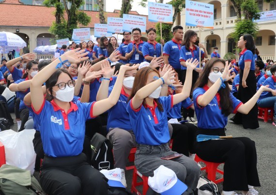 Over 18,000 volunteers take part in exam assistance program ảnh 2