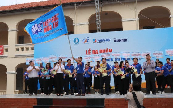 Over 18,000 volunteers take part in exam assistance program ảnh 1