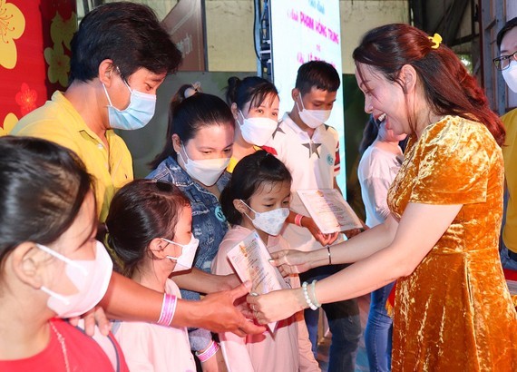 HCMC honors 248 outstanding workers’ families ảnh 1