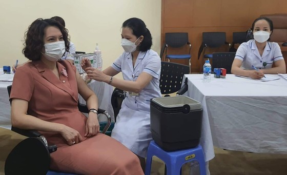 Covid-19 booster vaccination campaign launched ảnh 1