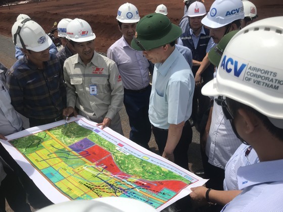 Deputy Minister of Transport inspects progress of Long Thanh Int’l Airport ảnh 1