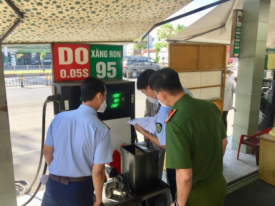 Petrol stations in HCMC stop selling gasoline, show signs of fuel hoarding ảnh 1