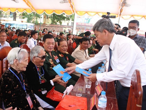 Quang Tri organizes ceremony to pay tribute to fallen soldiers ảnh 2