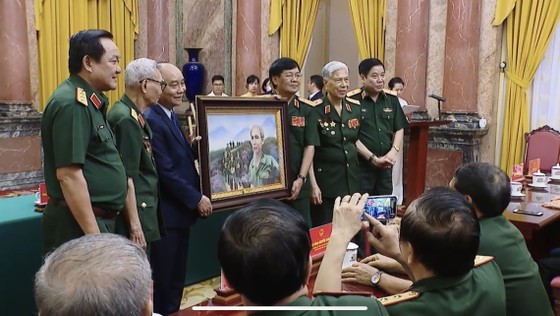 President meets war veterans of Vi Xuyen Front ảnh 6