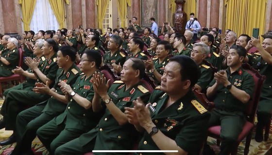 President meets war veterans of Vi Xuyen Front ảnh 4