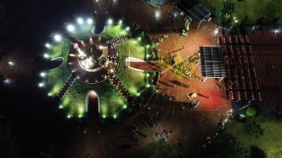 Floating lantern ceremony marks invalids, martyrs’ day in Quang Tri ảnh 5