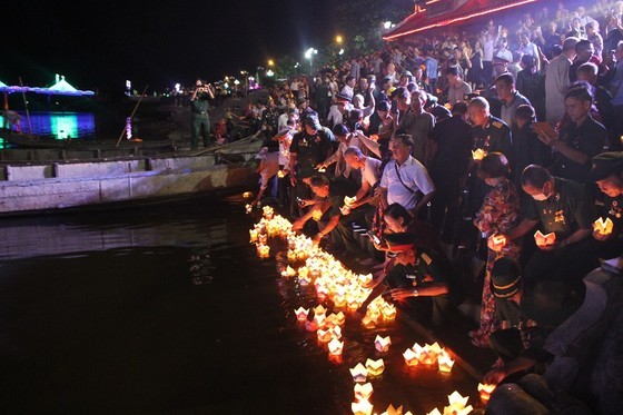 Floating lantern ceremony marks invalids, martyrs’ day in Quang Tri ảnh 2