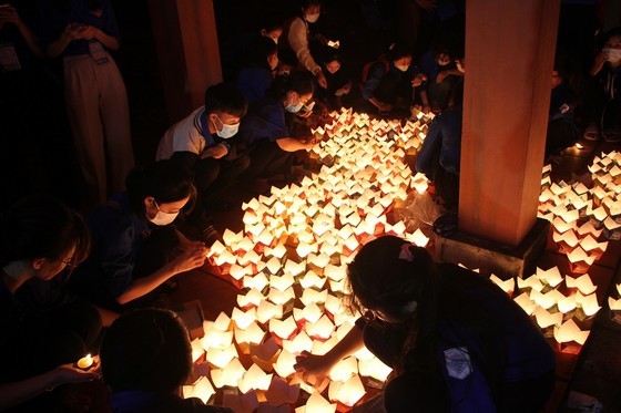 Floating lantern ceremony marks invalids, martyrs’ day in Quang Tri ảnh 3