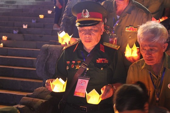 Floating lantern ceremony marks invalids, martyrs’ day in Quang Tri ảnh 4