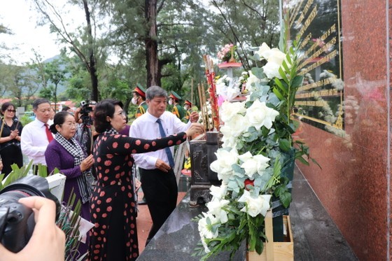 HCMC’s leaders offer incense to commemorate heroic martyrs on Con Dao Island ảnh 3
