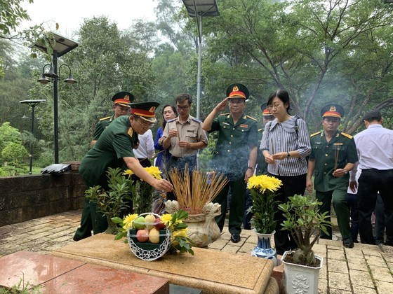 HCMC’s leaders offer incense to commemorate heroic martyrs on Con Dao Island ảnh 5