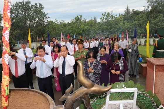 HCMC’s leaders offer incense to commemorate heroic martyrs on Con Dao Island ảnh 6