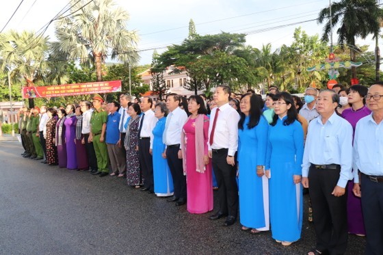 HCMC’s leaders offer incense to commemorate heroic martyrs on Con Dao Island ảnh 7