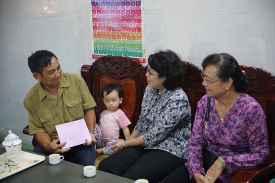 HCMC’s leaders pay tribute to wounded soldiers, martyrs’ families in Con Dao ảnh 3