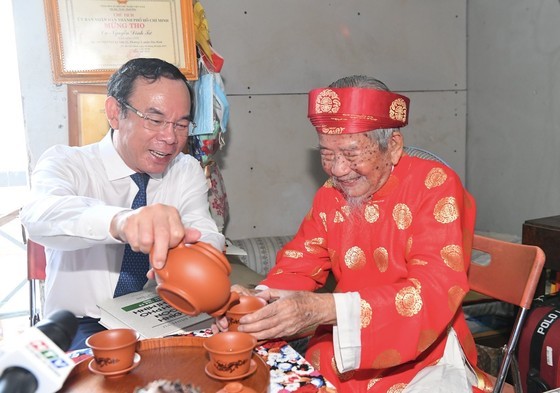 HCMC’s Party Chief congratulates researcher Nguyen Dinh Tu’s 102nd birthday ảnh 2