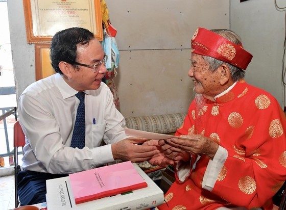 HCMC’s Party Chief congratulates researcher Nguyen Dinh Tu’s 102nd birthday ảnh 4