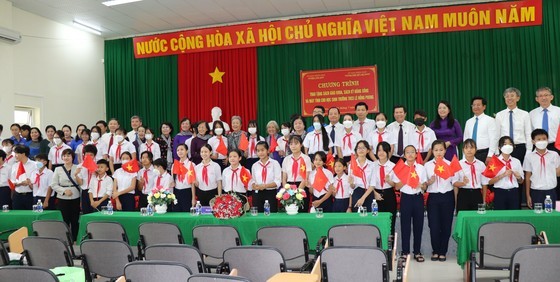 HCMC’s leaders pay tribute to wounded soldiers, martyrs’ families in Con Dao ảnh 6