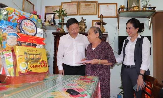 HCMC’s leaders pay tribute to wounded soldiers, martyrs’ families in Con Dao ảnh 2