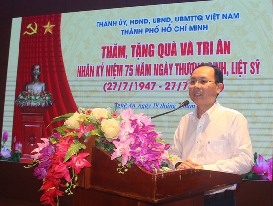 HCMC’s officials visit wounded soldiers in Northern provinces  ảnh 2