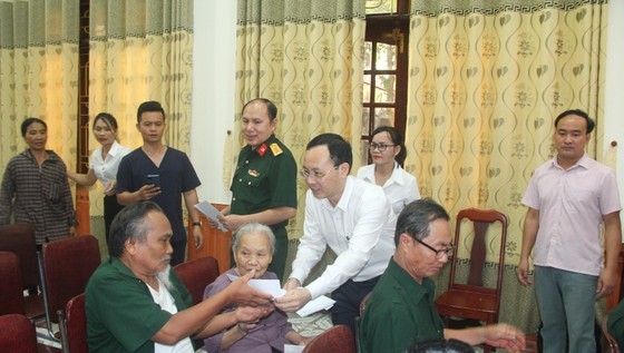 HCMC’s officials visit wounded soldiers in Northern provinces  ảnh 4