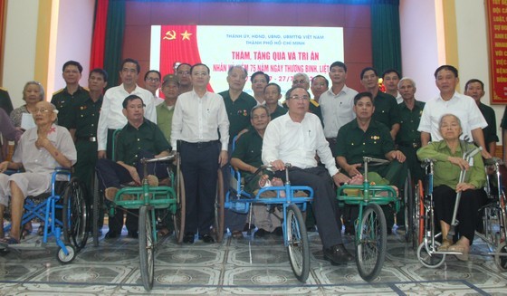 HCMC’s officials visit wounded soldiers in Northern provinces  ảnh 1