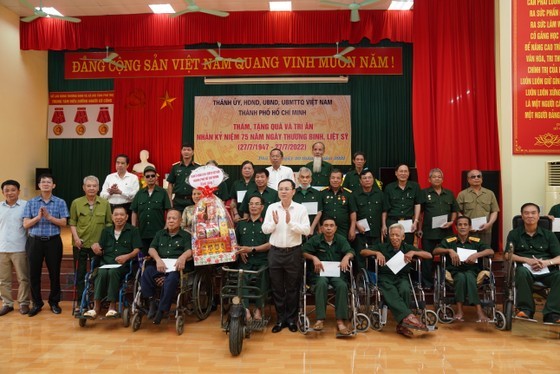 HCMC’s officials visit wounded soldiers in Northern provinces  ảnh 13