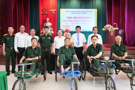 HCMC’s officials visit wounded soldiers in Northern provinces  ảnh 8