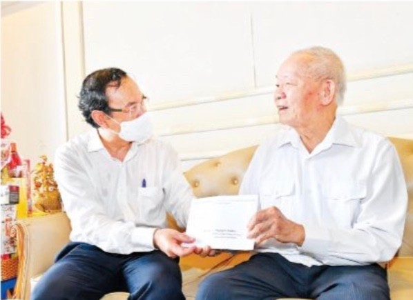 HCMC Party Chief visits war veterans, Vietnamese Heroic Mother in District 5 ảnh 1