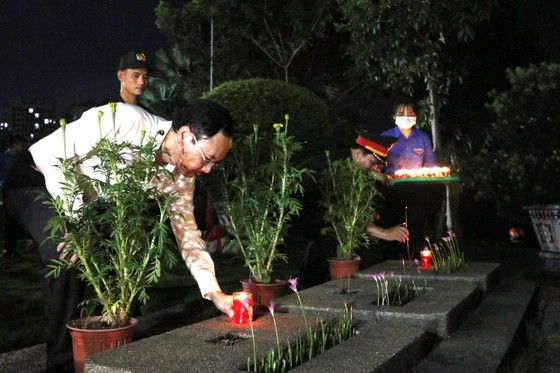 Candle lighting ceremony commemorating heroic martyrs held in HCMC ảnh 2