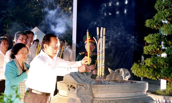 Candle lighting ceremony commemorating heroic martyrs held in HCMC ảnh 1
