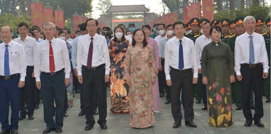 HCMC leaders offer incense to commemorate heroic martyrs ảnh 8