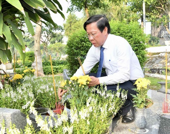 HCMC leaders offer incense to commemorate heroic martyrs ảnh 6