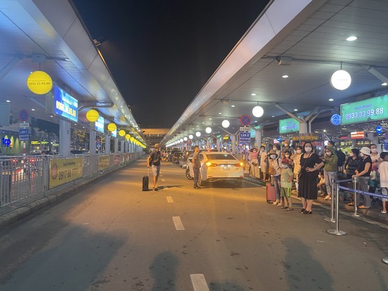 Tech-base vehicles only allowed receiving customers at D1, D2 lanes at airport ảnh 1