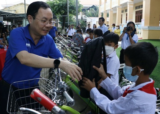 HCMC’s leaders visit volunteers in Dong Thap’s front ảnh 2