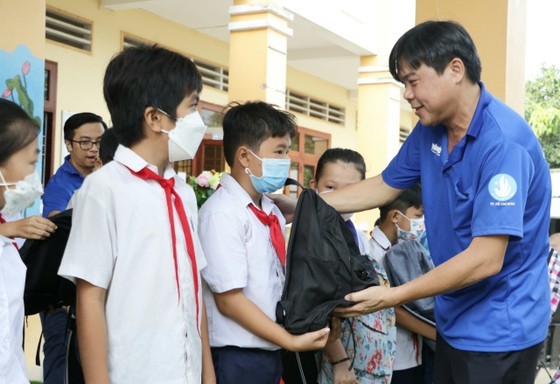 HCMC’s leaders visit volunteers in Dong Thap’s front ảnh 3
