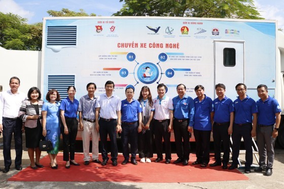 HCMC’s leaders visit volunteers in Dong Thap’s front ảnh 4