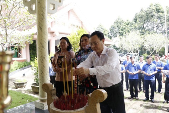 HCMC’s leaders offer gifts to policy beneficiary families ảnh 1